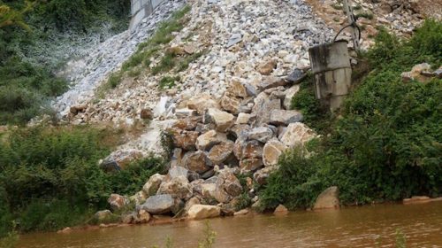 Đất đá từ khu mỏ đổ tràn xuống lòng sông