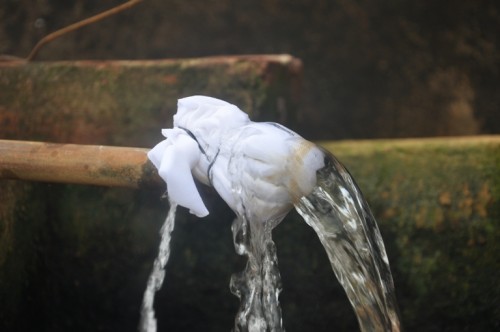 Người dân thôn Yên Lão còn nghĩ ra cách buộc vải ở vòi nước để lọc cặn, thôn Yên Lão, xã Hoàng Tây, Kim Bảng, Hà Nam là một trong 10 xã có nguồn nước ô nhiễm nặng nhất Việt Nam