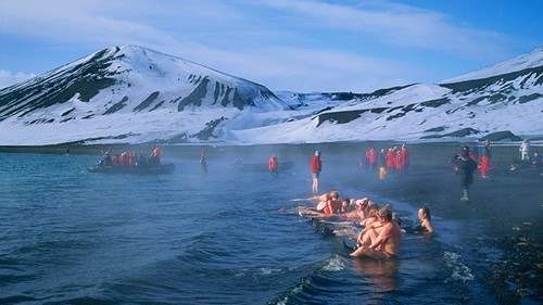 Suối nước nóng trên đảo Deception:  Deception nằm gần Nam Cực, là một trong những bến cảng an toàn nhất của Nam Cực. Hòn đảo là miệng của một ngọn núi lửa đang hoạt động, và rải rác với nhiều suối nước nóng. Nhiệt độ của nước trong các suối nước là khác nhau. Trong khi một số suối nước bị đóng băng, thì có một vài con suối nhiệt độ có thể tăng lên 70 độ C.  