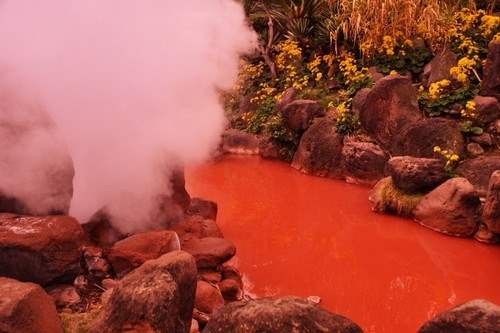  Hồ máu, Nhật Bản: Sở dĩ suối nước nóng này được đặt tên là “hồ máu” là bởi vì màu đỏ khủng khiếp với hơi nước bốc lên từ con suối này. Nhật Bản có 9 suối nước nóng tự nhiên và “ hồ máu” được coi là đẹp nhất trong số 9 con suối này. 