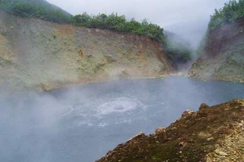 Dominica’s Boiling Lake: Nằm trong Vườn Quốc gia Morne Trois Pitons và là hồ nước nóng lớn thứ hai trong số các suối nước nóng tự nhiên trên thế giới. Nó đã được UNESCO công nhận là di sản thế giới. Vùng nước xám xanh của hồ, bao quanh bởi những vách đá cao luôn trong  trạng thái đun sôi, sủi bọt không ngừng, tạo ra những làn hơi nước mờ ảo trên mặt hồ. 