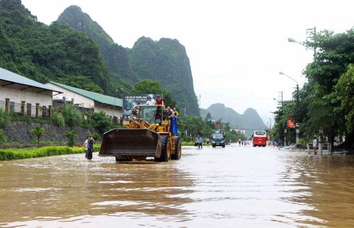 Nước ngập sâu tại khu vực dốc đèo Bụt, phường Hà Phong. (Ảnh: Minh Quyết/TTXVN)