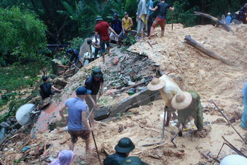 Công tác cứu hộ, cứu nạn tại Hạ Long trong vụ sập nhà do mưa lũ khiến 9 người trong gia đình bị thương vong, ngày 28/7. (Ảnh: Minh Quyết/TTXVN)