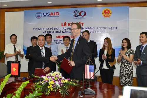 Lễ ký kết Ý định thư về hợp tác phát triển năng lượng sạch và hiệu quả năng lượng tại Việt Nam (Ảnh: Sứ quán Hoa Kỳ)