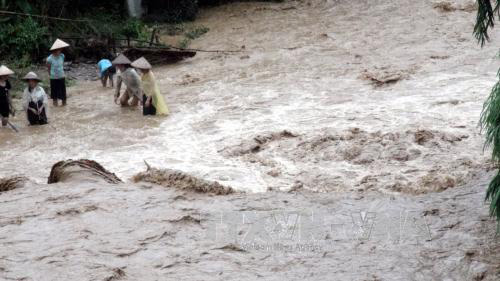 Người dân tại Tuần Giáo, Điện Biên tìm vớt đồ vật bị mưa lũ cuốn trôi. Ảnh: Chu Quốc Hùng