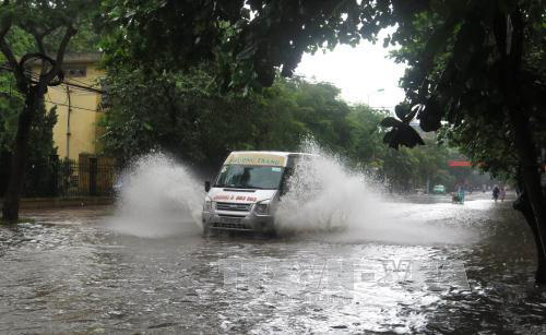  Mưa lớn cũng gây ra tình trạng ngập úng tại thành phố Nam Định (Ảnh: Văn Đạt - TTXVN)
