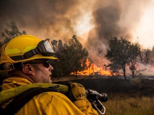 Một lính cứu hỏa quan sát tình trạng hỏa hoạn ở quận Lake, California