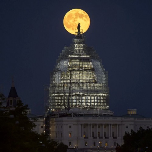 Những bức hình tuyệt đẹp của Mặt trăng xanh đã được chụp lại ở nhiều nơi trên thế giới (Nguồn: CCTVNews)