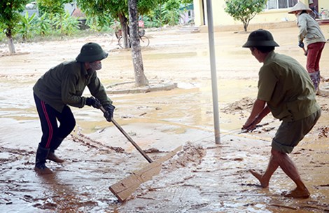 Chính quyền địa phương và người dân đang tích cực khắc phục hậu quả mưa lũ (Ảnh: CTV Hồ Phương)