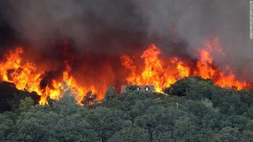 Khoảng 5% đám cháy được khống chế nhưng do hạn hán nghiêm trọng đã khiến ngọn lửa tiếp tục lan rộng (Ảnh: CNN)