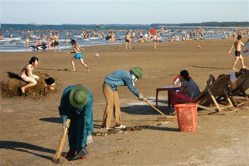 Làm sạch bãi biển Cửa Lò 