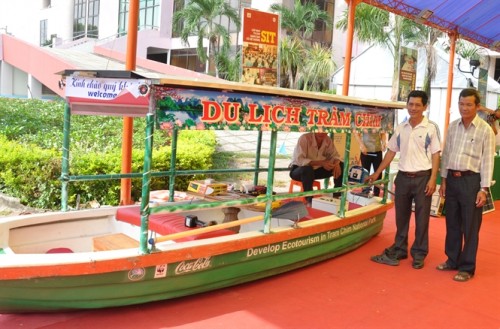 Thuyền du lịch chạy bằng năng lượng mặt trời tại triển lãm của nông dân sáng tạo tỉnh Đồng Tháp vào cuối tháng 7/2015