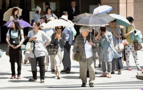 Người dân Nhật Bản dưới nắng nóng (Ảnh: Kyodo/TTXVN)