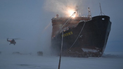 Tàu phá băng của Nga tại Bắc Cực