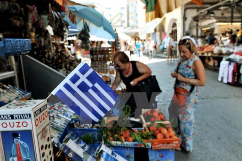 Người dân Hy lạp mua sắm tại một cửa hàng ở thành phố Thessaloniki ngày 20/7 (Nguồn: AFP/TTXVN)