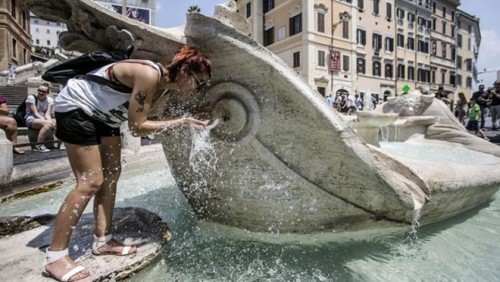 Một du khách đang hứng nước từ đài phun nước Barcaccia ở quảng trường Tây Ban Nha, trung tâm thủ đô Rome (Nguồn: ANSA)