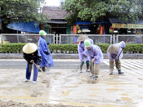 Dọn dẹp bùn đất, khơi thông cống rãnh thoát nước tại thành phố Hạ Long. (Ảnh: Nguyễn Hoàng/TTXVN)