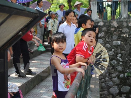 Buổi lễ khánh thành hàng rào điện khu chăm sóc voi thu hút nhiều người xem (Ảnh: Hùng Võ/Vietnam+)