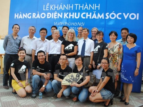 Ban tổ chức chụp hình lưu niệm tại buổi lễ khánh thành hàng rào điện chăm sóc voi (Ảnh: Hùng Võ/Vietnam+)
