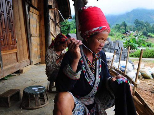 Người dân xã Dền Sáng, huyện Bát Xát, Lào Cai kiếm sống bằng nghề thêu áo đem đi bán (Ảnh: Đ.D/Dân Việt)