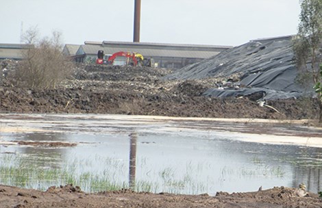 Chất thải lưu chứa lộ thiên tại Công ty Tâm Sinh Nghĩa (Ảnh: KB/Pháp luật TP.HCM)