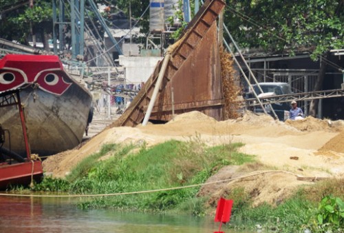 Nhiều vựa cát ven sông Sài Gòn hoạt động mua bán tấp nập bất kể ngày đêm (Ảnh: Ứng Hòa)