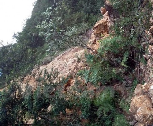 700 m3 đất đá sạt xuống gây ách tắc Quốc lộ 4D (Ảnh: Công Hải/Vietnam+)