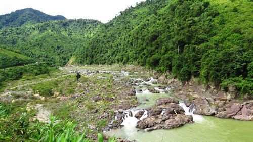 Dòng sông Đakrông chảy qua xã Ba Nang, huyên Đakrông – nơi có DA nhà máy thủy điện Đakrông 4 (Ảnh: Dương Thanh Tùng/Đại Đoàn Kết)