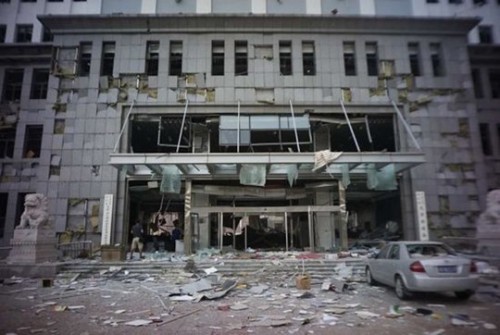 Mặt tiền một tòa nhà bị tàn phá (Ảnh: Sina)