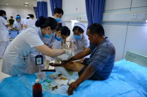 Hơn 500 người bị thương khiến các bệnh viện quá tải (Ảnh: Reuters)