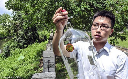 Chuyên gia ngửi mùi lấy mẫu không khí tại những khu vực ô nhiễm ở thành phố Quảng Châu.