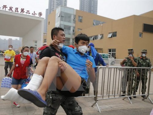 Sơ tán các nạn nhân khỏi khu vực nguy hiểm sau vụ nổ ở Thiên Tân (Nguồn: THX/TTXVN)