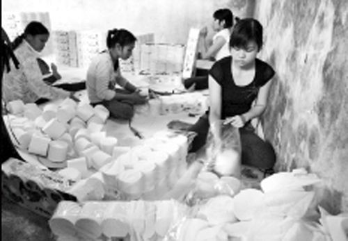 Một xưởng sản xuất giấy tại Phong Khê