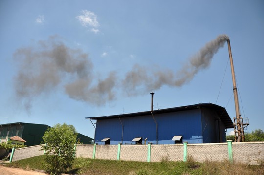 Ống khói từ khu vực lò đốt Khu xử lý rác Bình Nguyên
