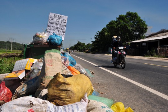 Vì người dân chặn xe chở rác không cho vào khu xử lý nên rác thải sinh hoạt tràn ngập ở các khu dân cư gây ô nhiễm trầm trọng.
