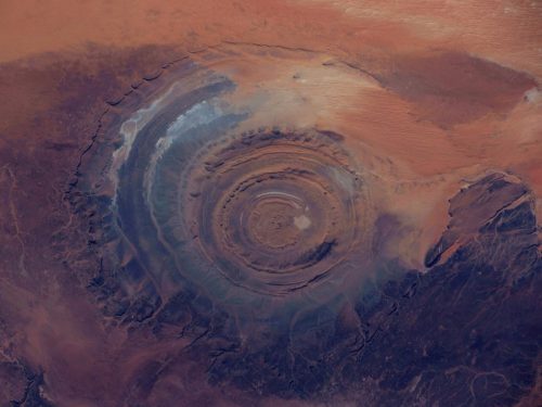 Mắt của sa mạc Sahara, vòng tròn có đường kính 48km là kết quả của sự xói mòn qua thời gian. (Nguồn: NASA)