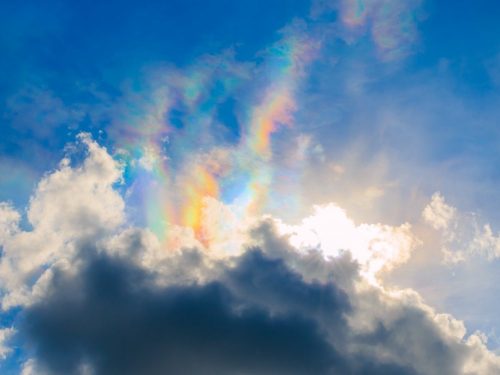 Cầu vồng lửa được hình thành khi ánh sáng mặt trời đi xuyên qua các tinh thể băng ở tầng mây cao, phân tách chúng thành các mảng màu sắc riêng biệt. Hiện tượng này thường xảy ra vào mùa hẹ, khi nhiệt độ lên tới trên 58 độ C. (Nguồn: The Weather Channel)