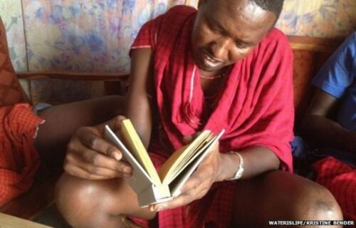 Cuốn sách lọc nước có thể loại bỏ được 99% vi khuẩn (Ảnh: BBC)