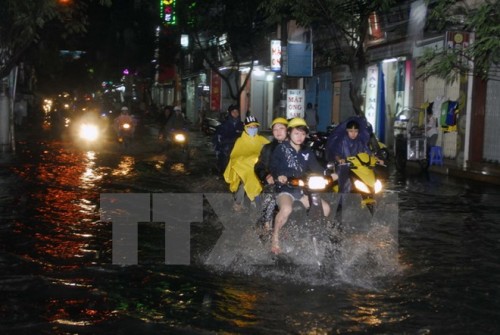 Tuyến đường Phạm Văn Hai(quận Tân Bình) gần kênh Nhiêu Lộc luôn luôn ngập sau mỗi cơn mưa (Ảnh: Hoàng Hải/TTXVN)