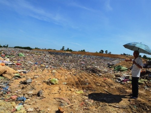 Bãi rác Trung Sơn chỉ cách nhà dân 200 – 300 mét