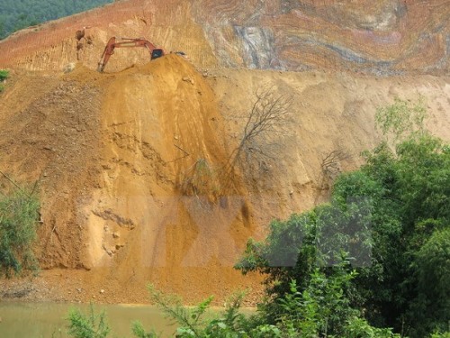 Công ty 423 ngang nhiên đổ đất xuống sông Cầu tại địa bàn xã Quảng Chu, Bắc Kạn (Ảnh: Nguyễn Trình/TTXVN)