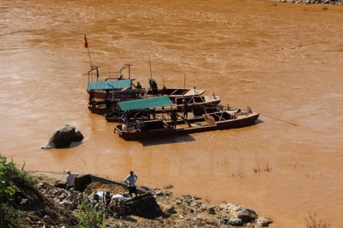 Tình trạng khai thác cát diễn ra công khai giữa ban ngày trên dòng sông Mã (Ảnh: Hùng Võ/Vietnam+)
