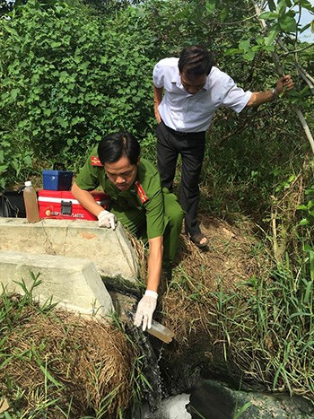 Lực lượng Cảnh sát môi trường lấy mẫu nước thải Trung tâm chế biến gia súc, gia cầm Đà Nẵng để kiểm tra.