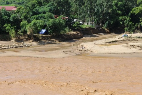 Khai thác cát gây sạt lở bờ sông Mã (Ảnh: Hùng Võ/Vietnam+)