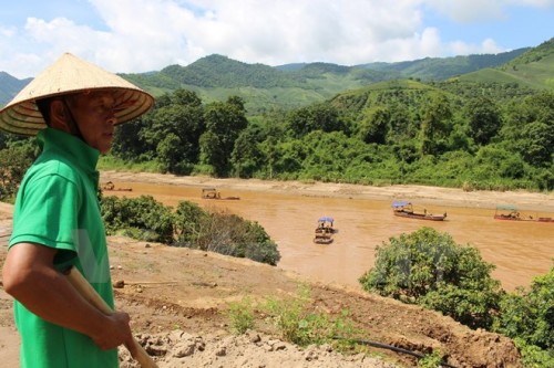 Tình trạng khai thác cát diễn ra công khai giữa ban ngày trên dòng sông Mã, tỉnh Sơn La (Ảnh: Hùng Võ/Vietnam+)