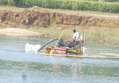 Cát tặc trên bè chở máy bơm hút cát.