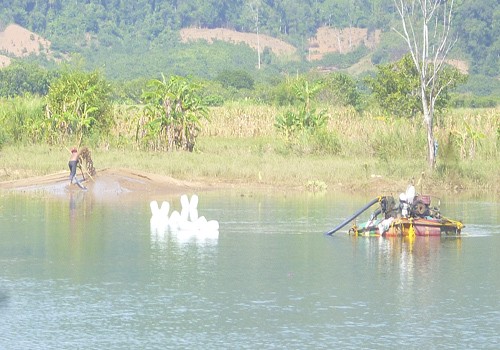 Cát tặc hút cát trên bè, bơm cát cho đối tượng trên bờ.