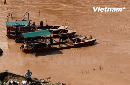 Các tàu, thuyền khai thác cát trái phép trên thượng nguồn dòng sông Mã (Ảnh: Hùng Võ/Vietnam+)