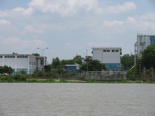 Nước sông Sài Gòn đang bị ô nhiễm hữu cơ rất cao (Ảnh: Minh Khanh/nld.com.vn)