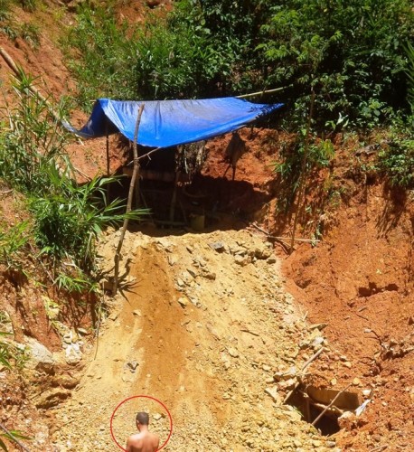 Bãi vàng khai thác trái phép tại núi Đắk K'dok, một đối tượng (khoanh tròn) đang chuẩn bị lên hầm khai thác. 